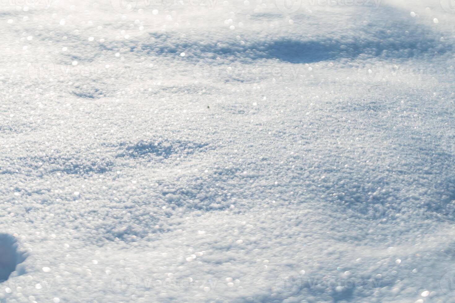 blanco nieve campo en un escarchado soleado día. nieve antecedentes foto