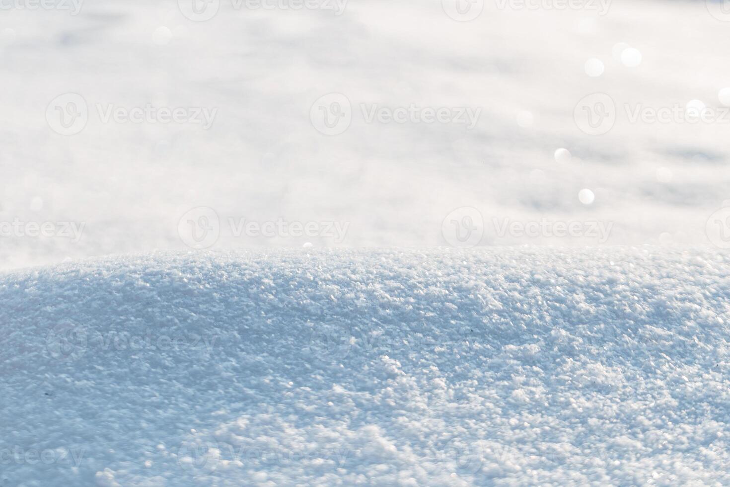 hermosa nieve campo en un soleado día. invierno antecedentes foto