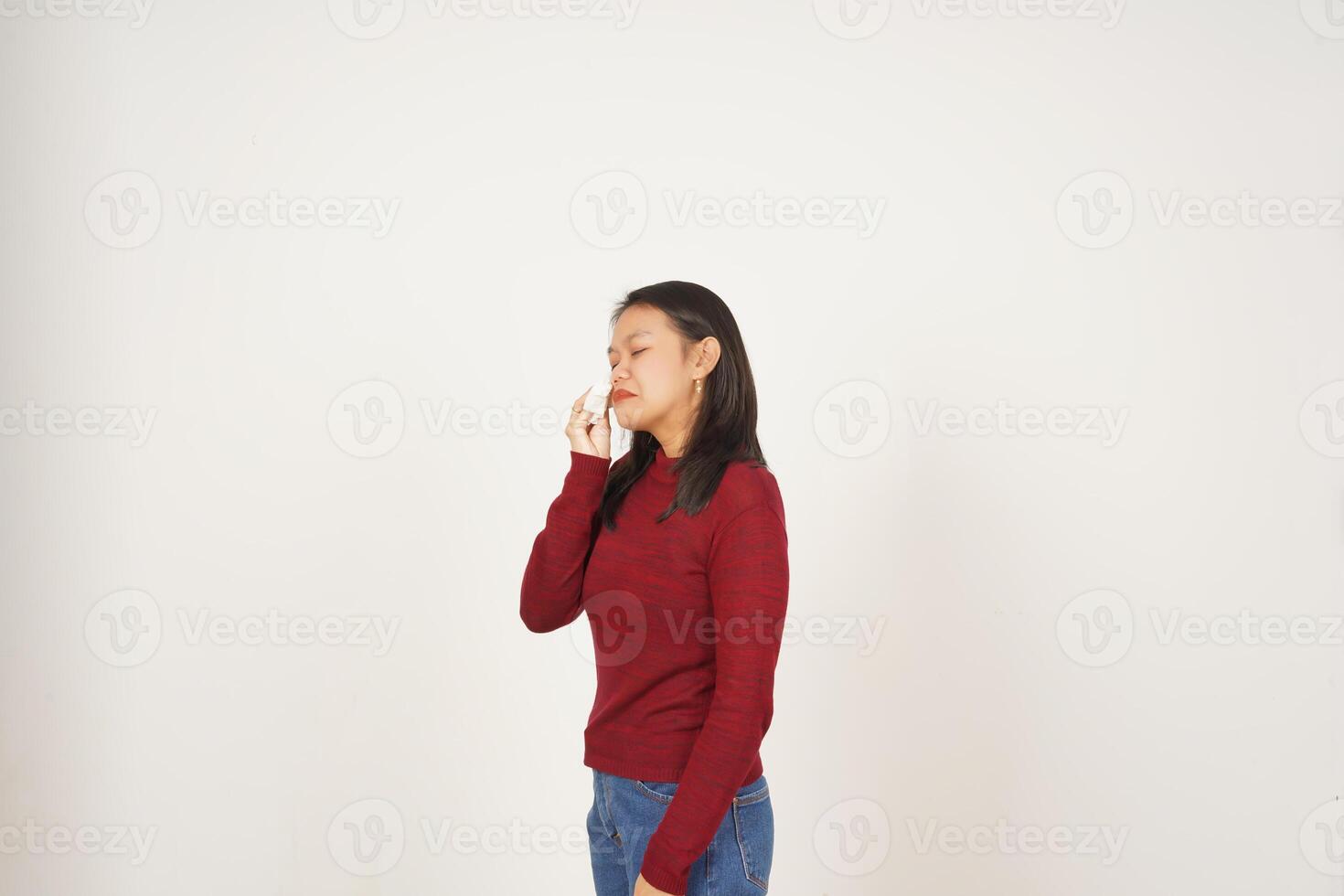 joven asiático mujer en rojo camiseta triste llorando aislado en blanco antecedentes foto
