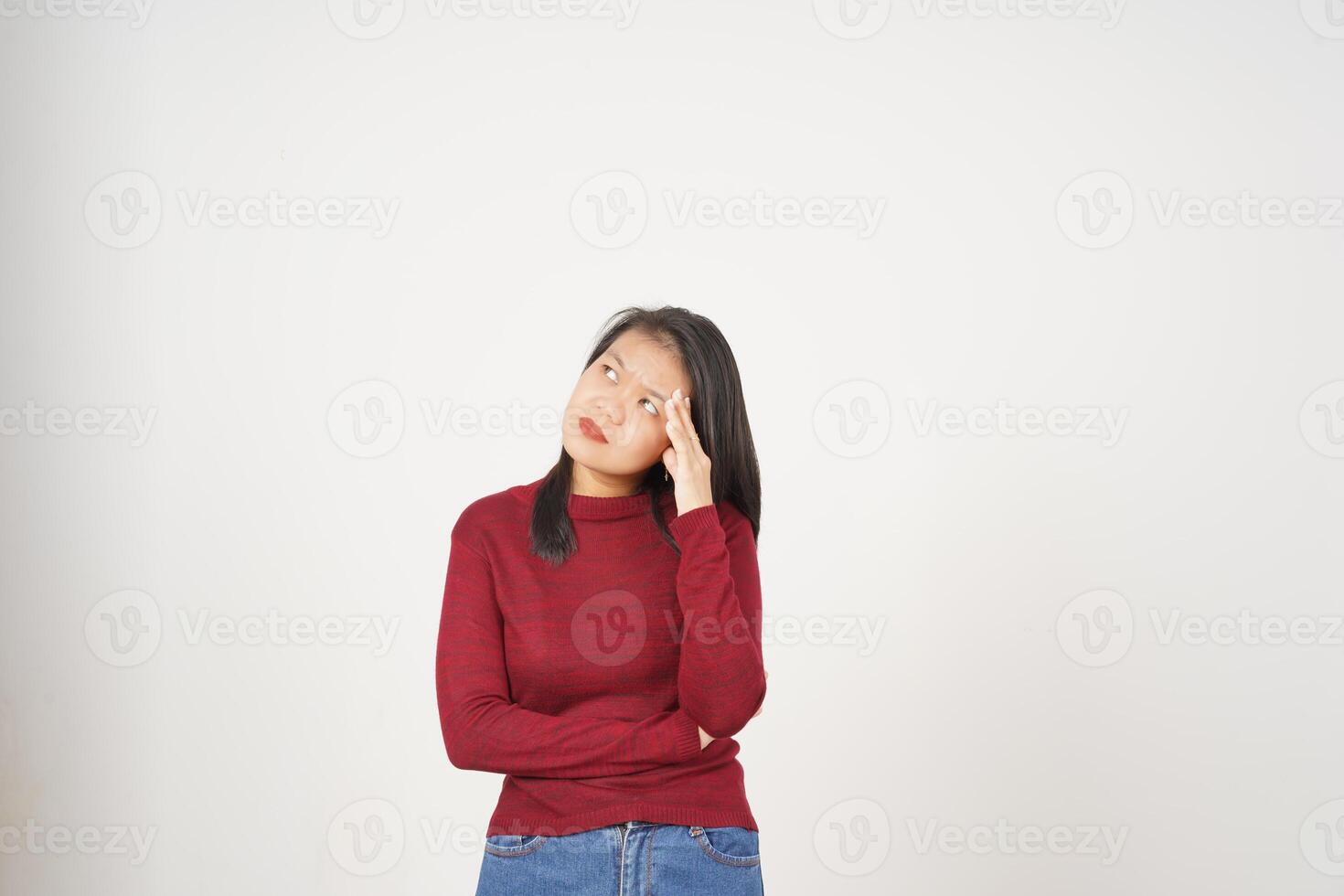 joven asiático mujer en rojo camiseta pensativo pensando gesto aislado en blanco antecedentes foto