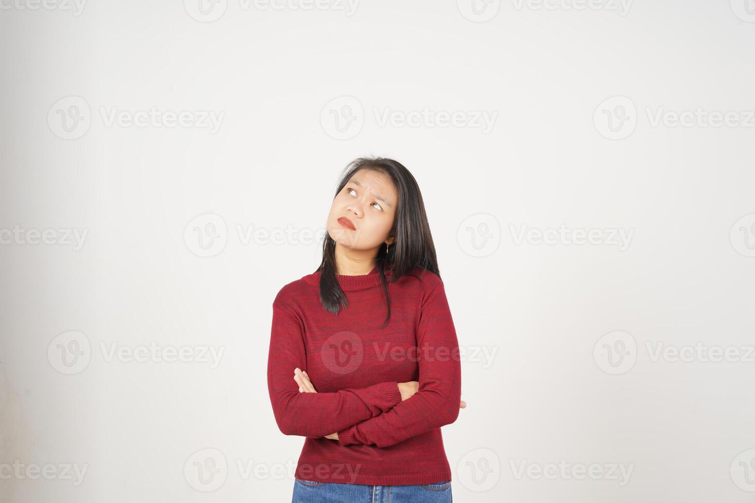 joven asiático mujer en rojo camiseta pensativo pensando gesto aislado en blanco antecedentes foto