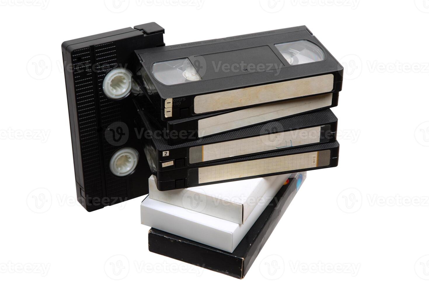 pila de vhs vídeo casetes Clásico medios de comunicación. aislar en un blanco atrás. foto