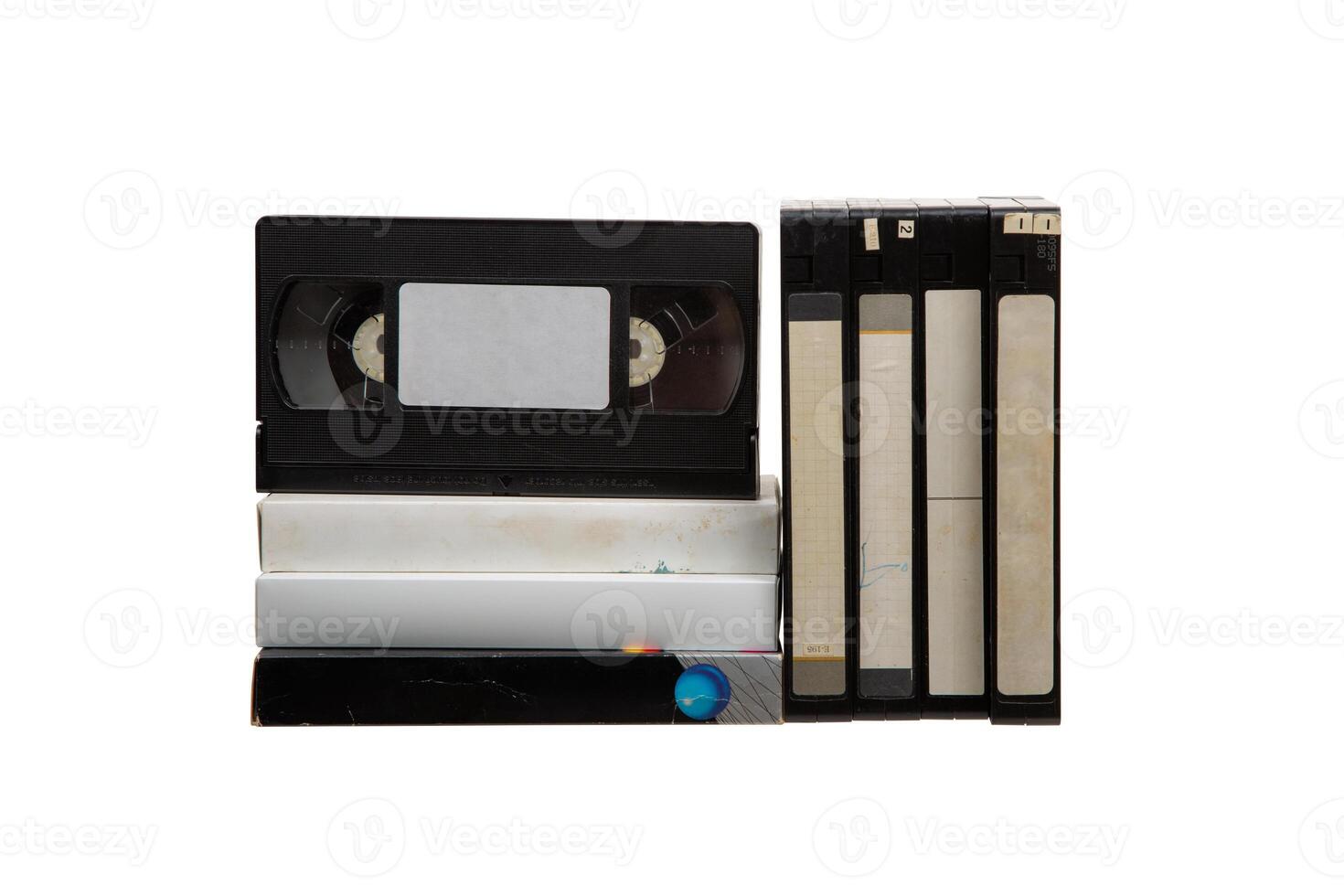 pila de vhs vídeo casetes Clásico medios de comunicación. aislar en un blanco atrás. foto