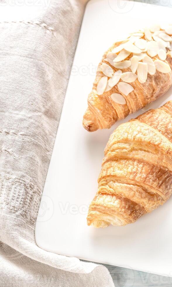 croissants en el blanco plato foto