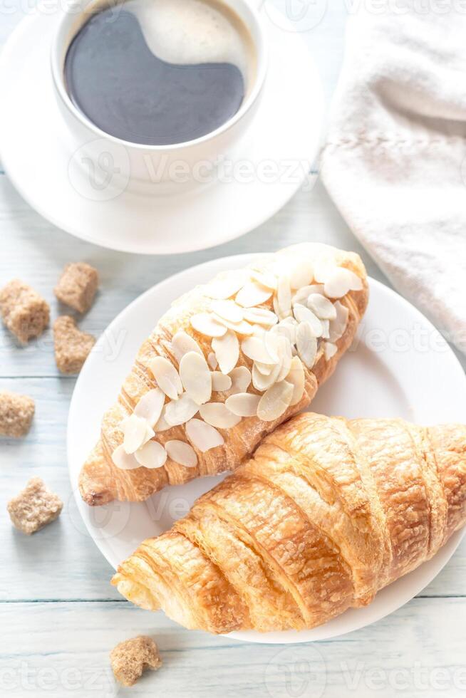 cruasanes con taza de café foto