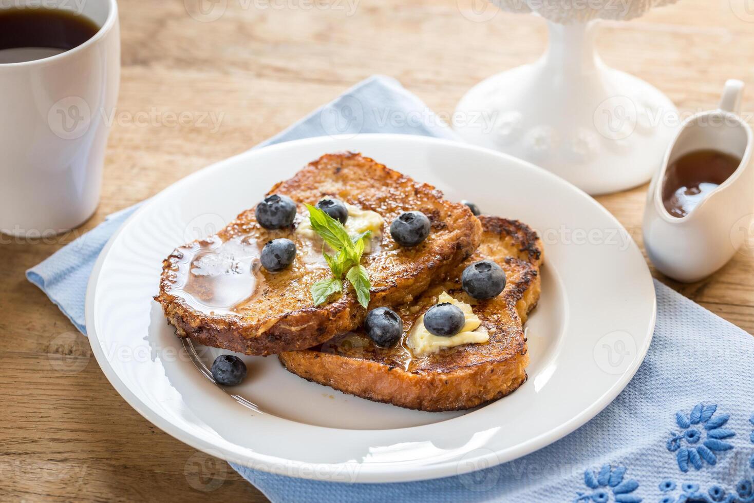 tostadas francesas con arándanos frescos y sirope de arce foto