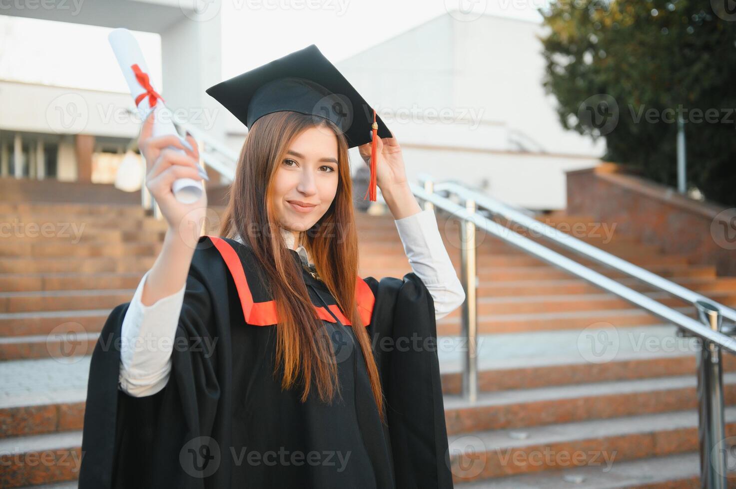 retrato contento mujer en su graduación día universidad. educación y gente. foto