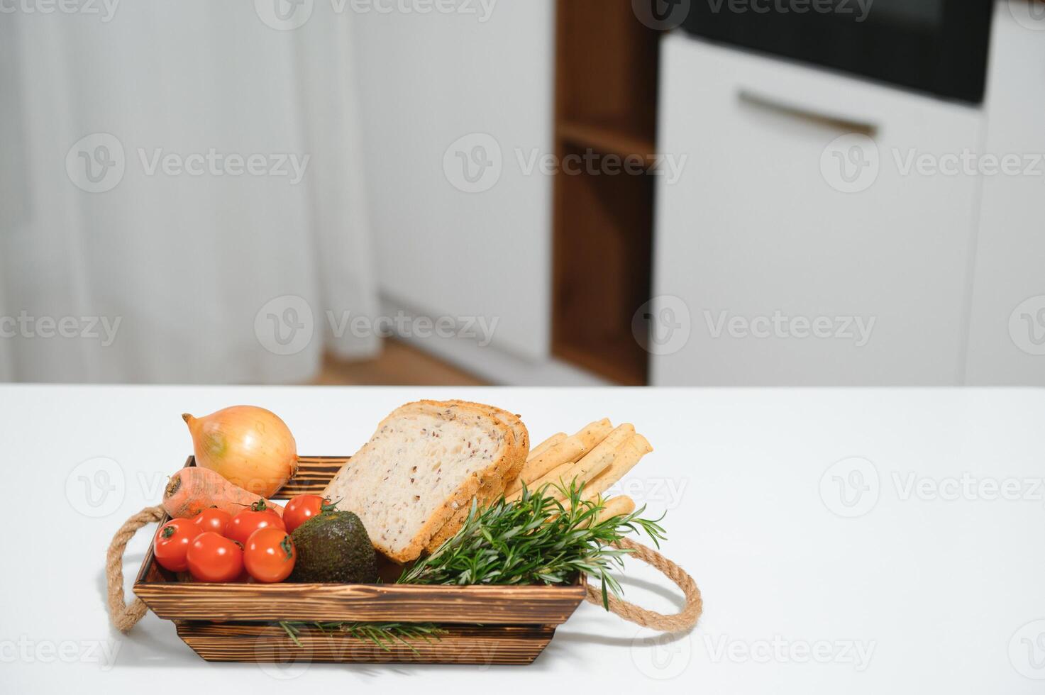 hecho a mano Kraft caja con frutas y vegetales y un pan desde el cocina foto