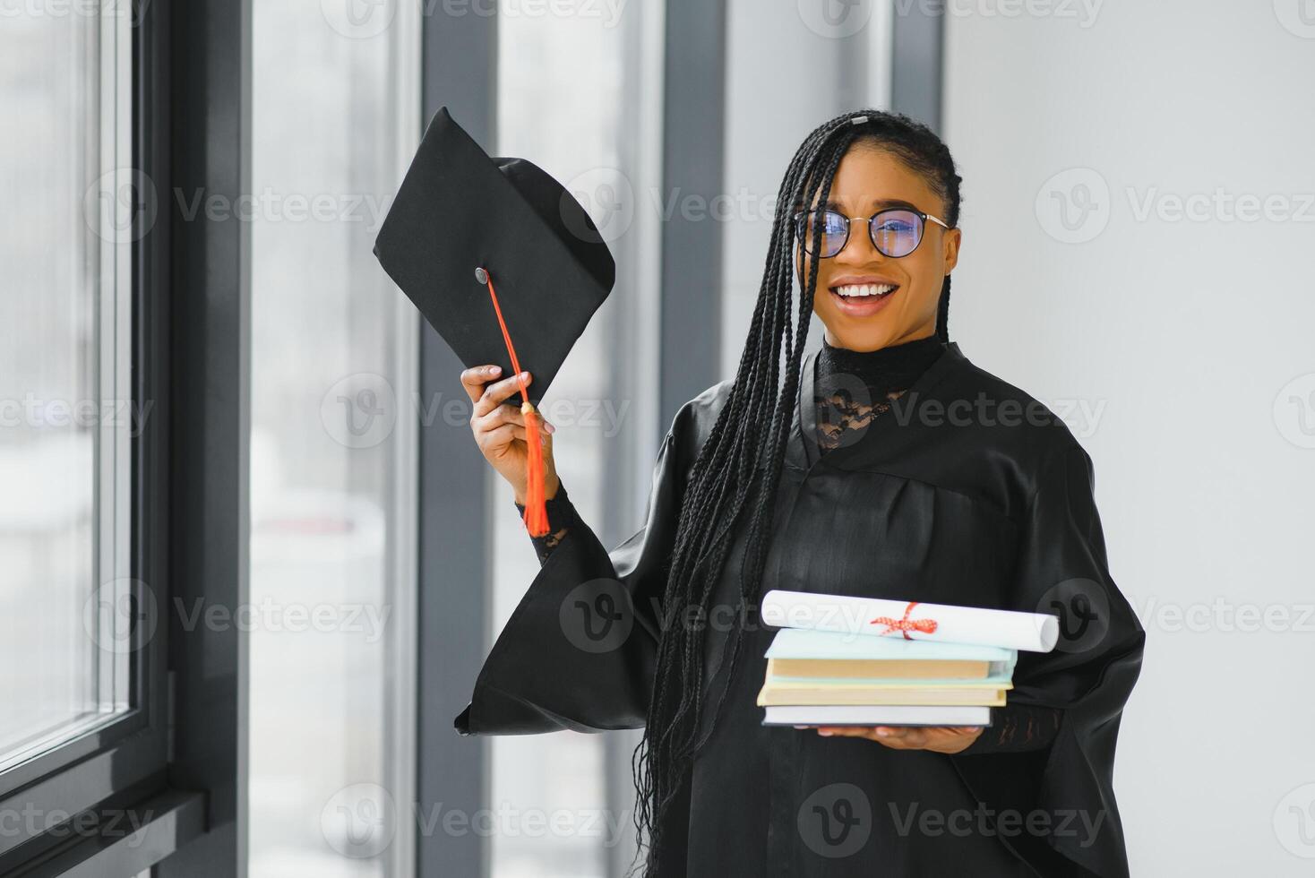 un bonito africano americano mujer graduado foto