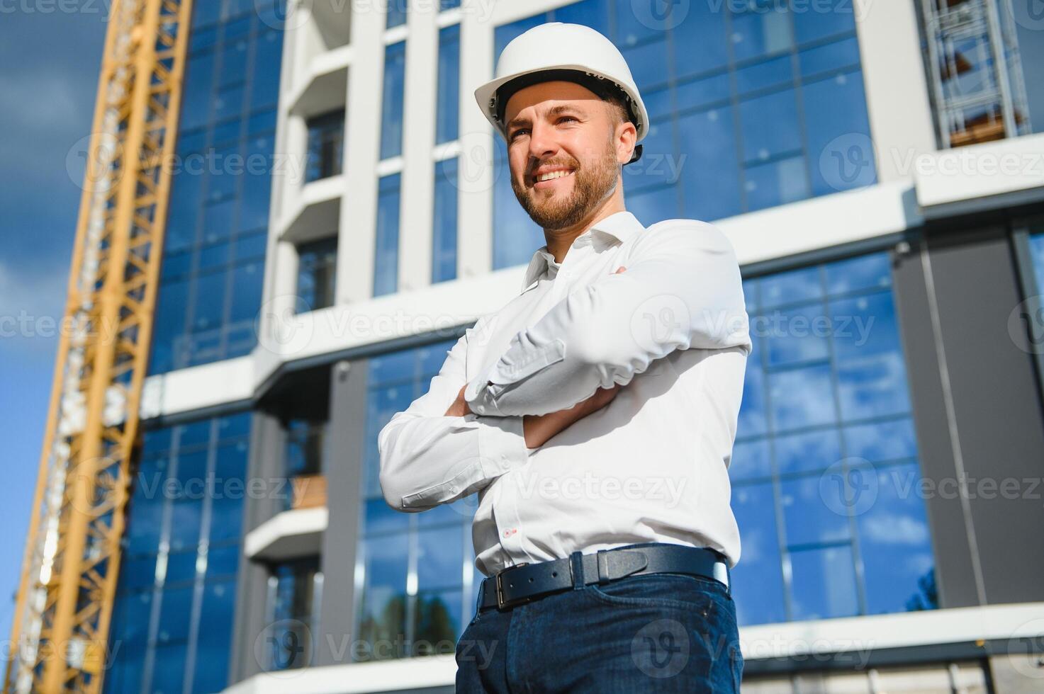 retrato de un hermoso joven arquitecto foto