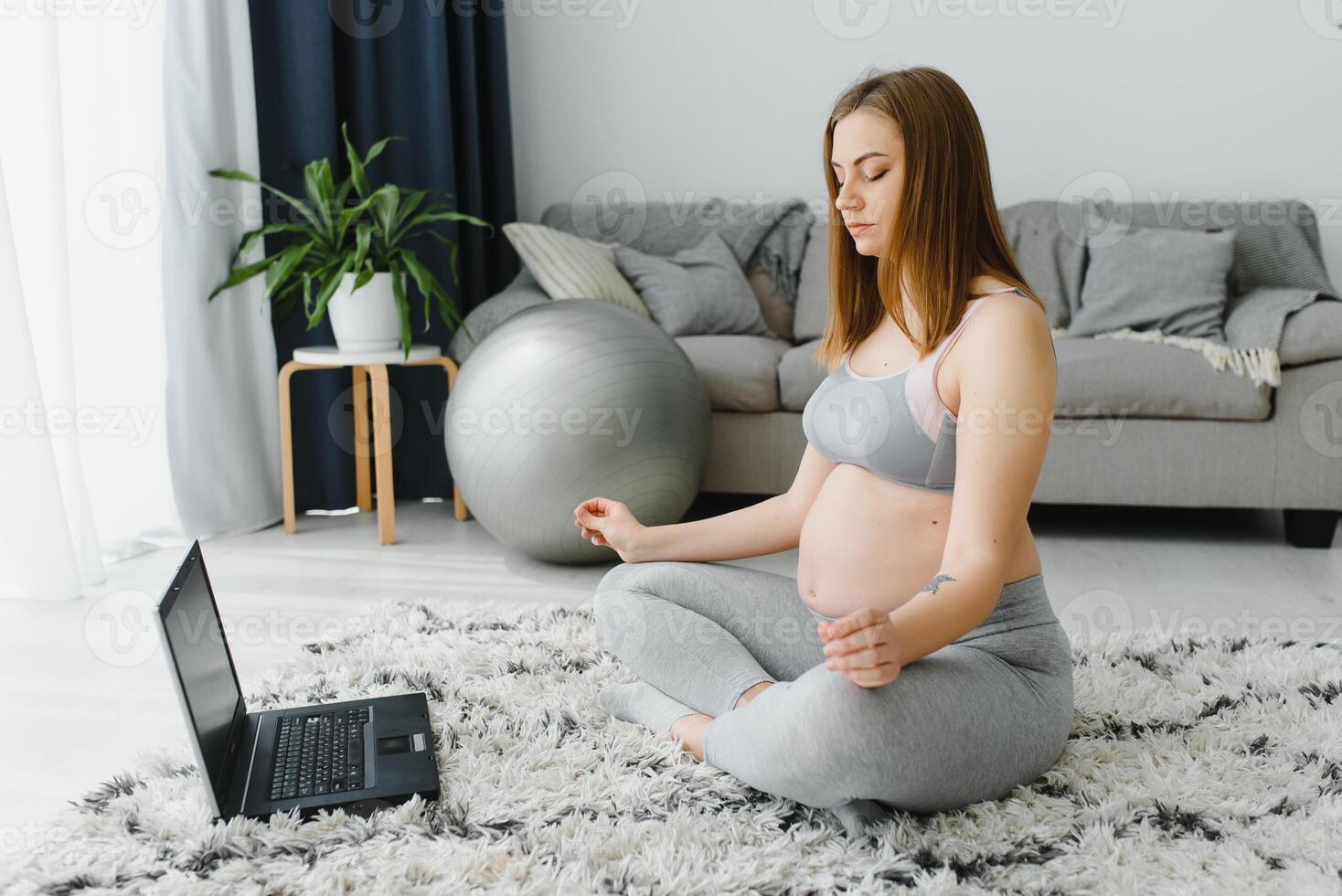 el embarazo, yoga, personas y sano estilo de vida concepto - contento embarazada mujer meditando a casa,vintage estilo foto