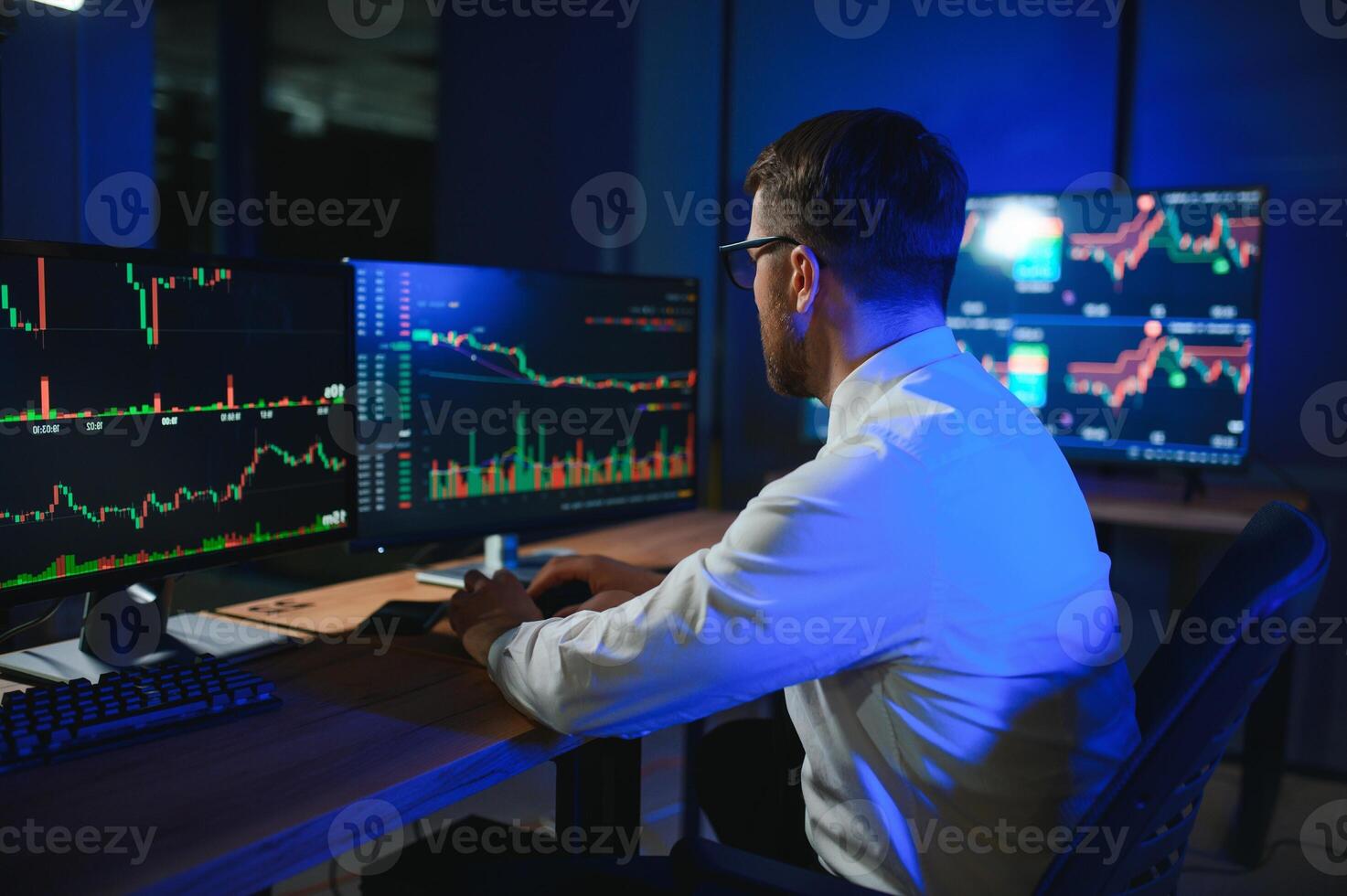 financiero analista. empresario trabajos en inversión banco céntrico oficina a noche foto