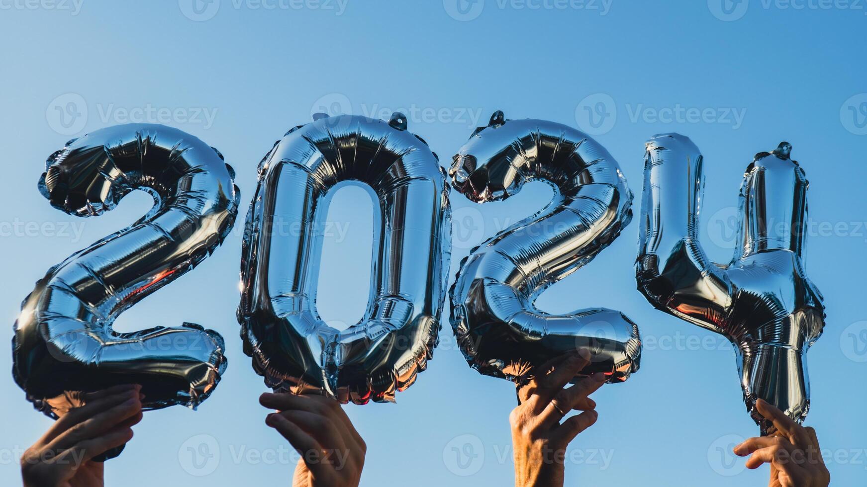 contento nuevo año 2024 metálico globos en azul cielo antecedentes. saludo tarjeta plata frustrar globos números Navidad fiesta concepto. celebracion fiesta felicidades decoración foto