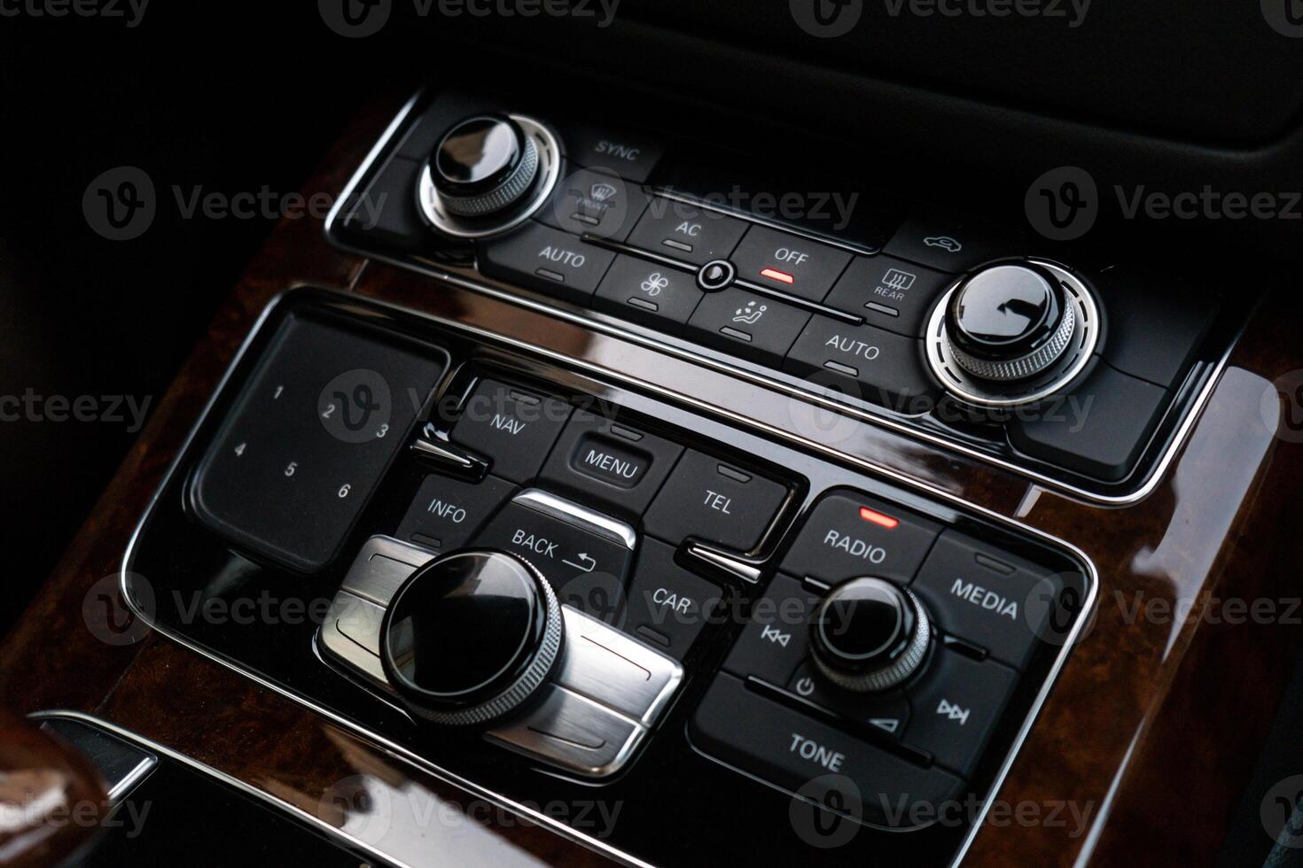 interior de moderno lujo coche. detalles de automático transmisión engranaje cambio, multimedia controlar sistema, coche controlar panel, aire respiradero rojo emergencia botón y tablero adentro. prestigio deporte automóvil. selectivo atención foto