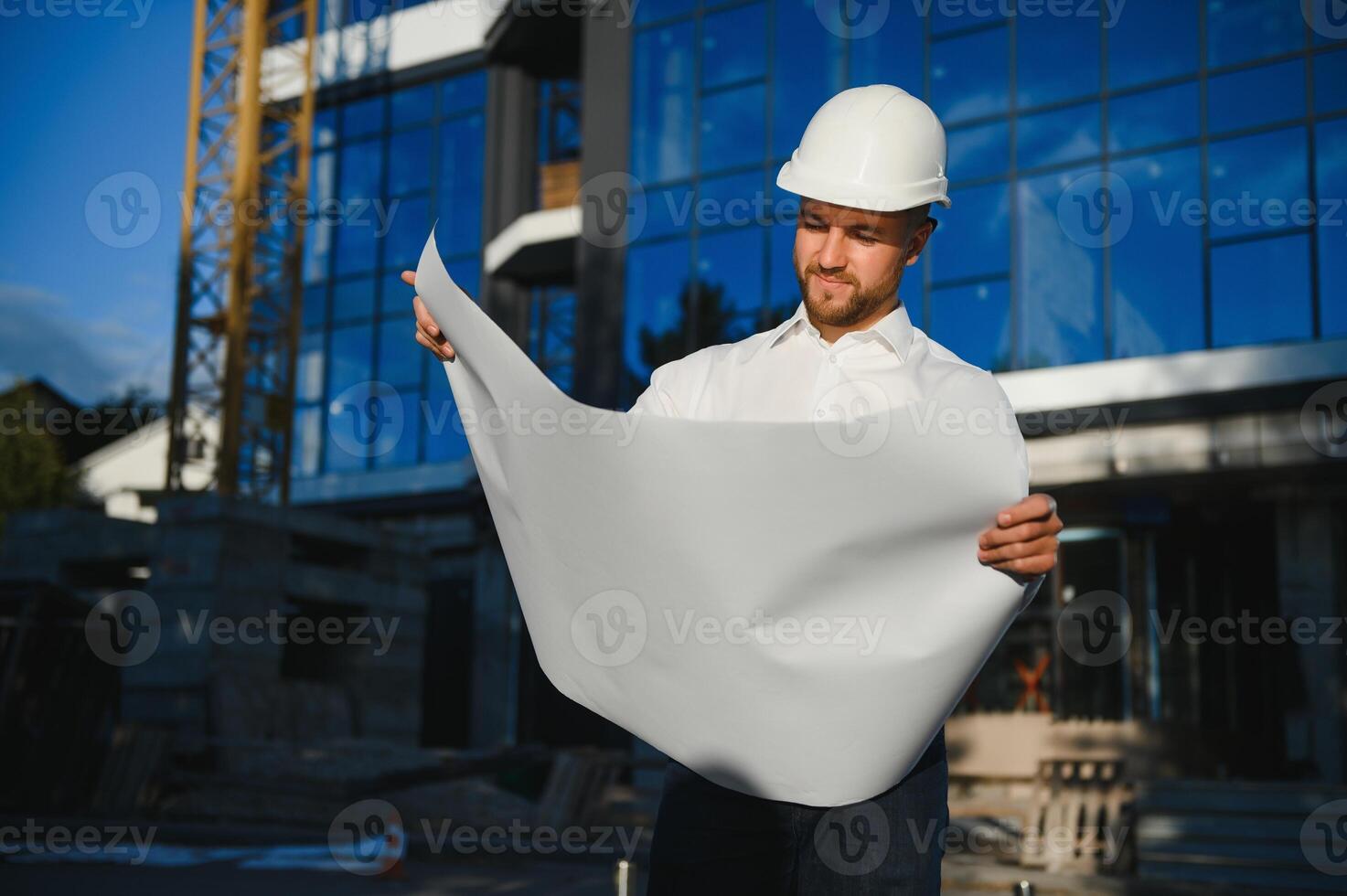 retrato de un joven arquitecto o ingeniero en un construcción sitio foto