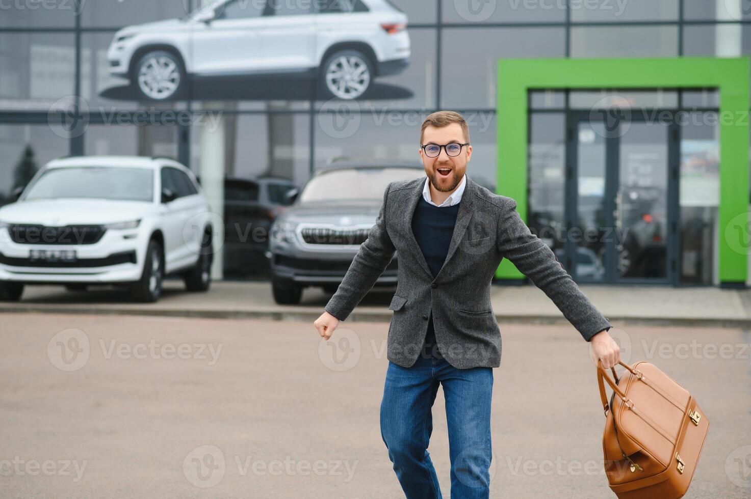 hombre dispuesto cliente masculino comprador cliente en traje escoger auto a Vamos Mira aparte querer comprar nuevo automóvil en coche sala de exposición vehículo salón concesión Tienda motor espectáculo interior ventas concepto foto