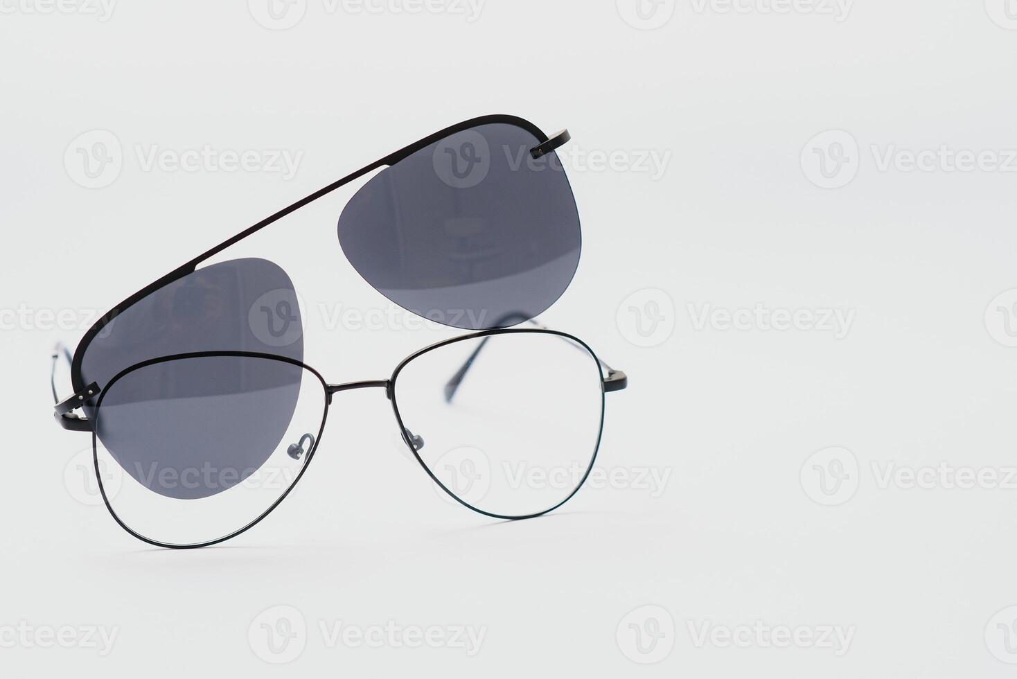 gafas de sol aisladas sobre fondo blanco foto