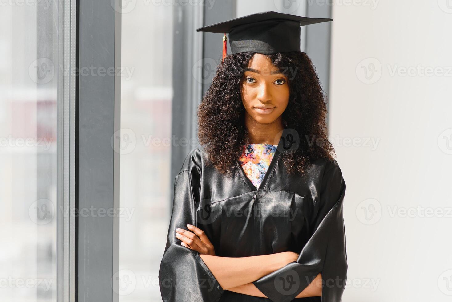 hermosa africano hembra estudiante con graduación certificado foto