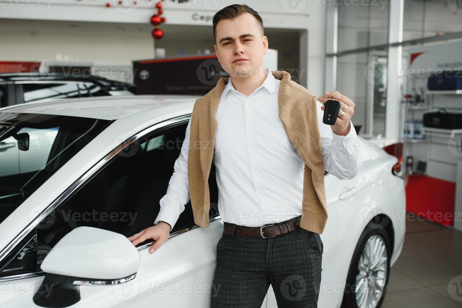 joven hombre con el llaves a el coche. foto