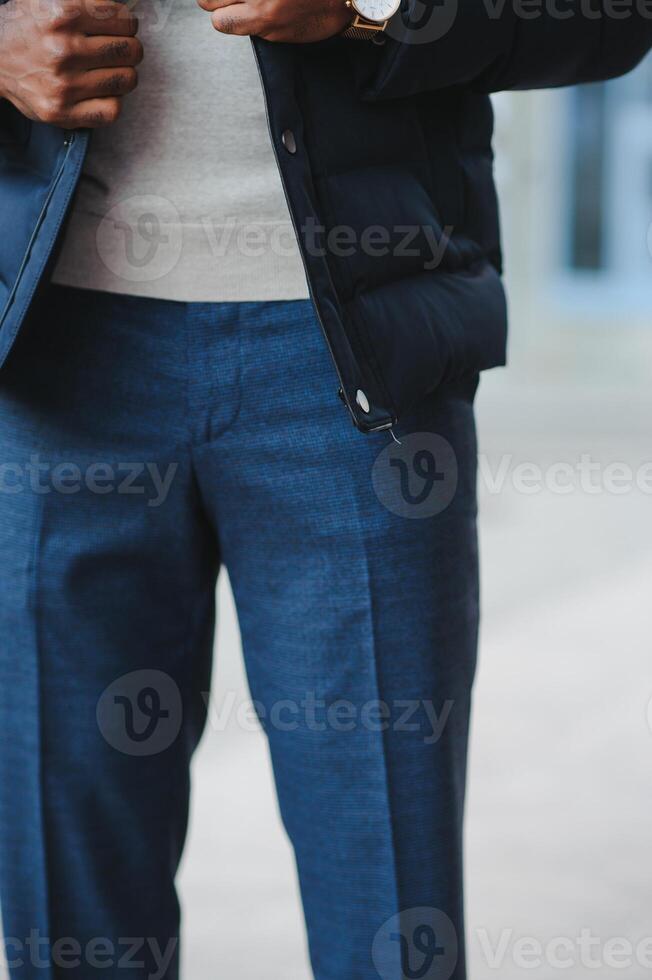 africano americano hombre en elegante nuevo ropa en el calle foto