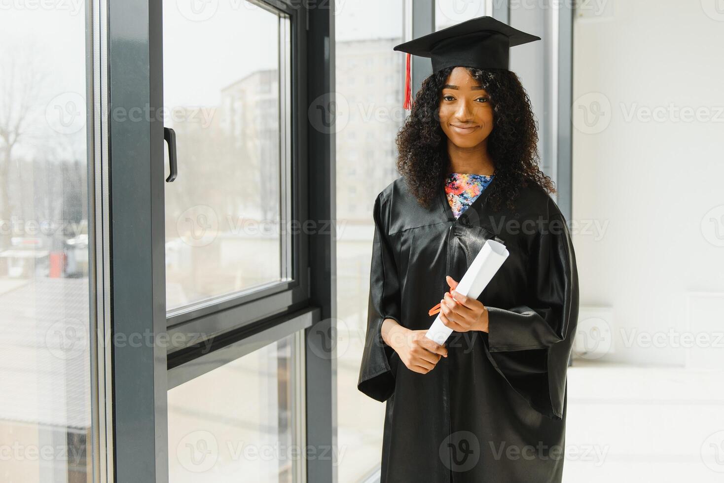 emocionado africano americano mujer a su graduación. foto