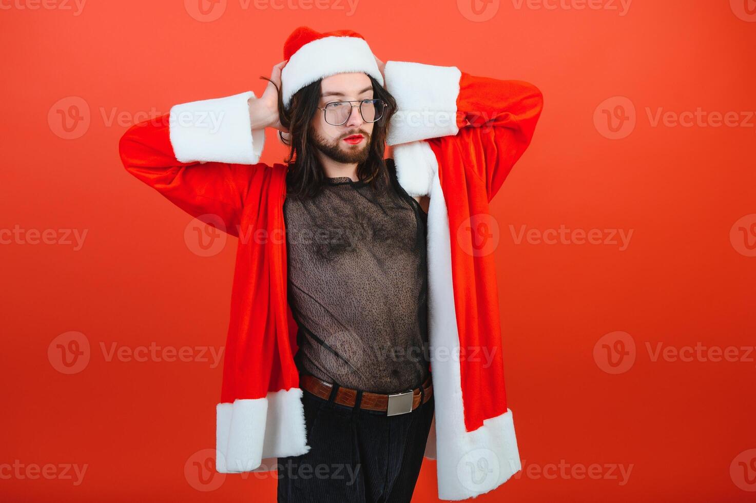 nuevo años gay fiesta. un gay hombre en un Papa Noel traje. lgbt concepto. foto