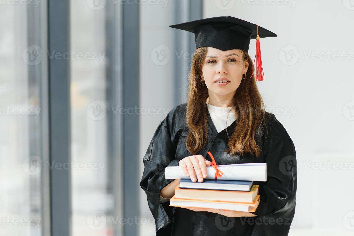 graduación estudiante en pie con diploma foto