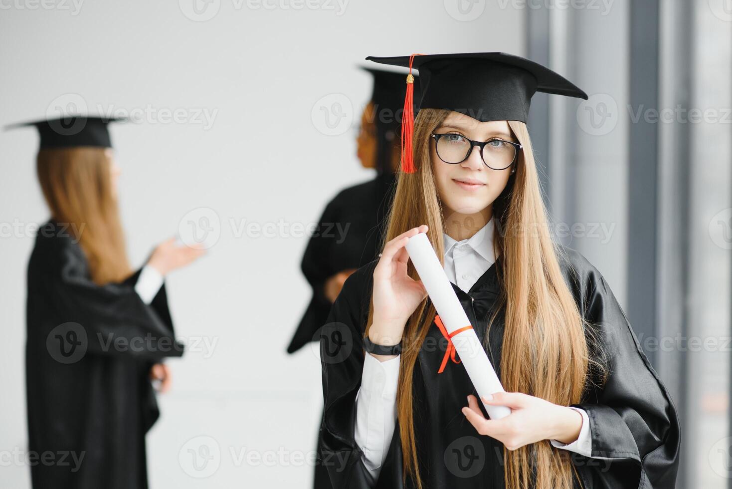 mujer retrato en su graduación día. universidad. educación, graduación y personas concepto. foto