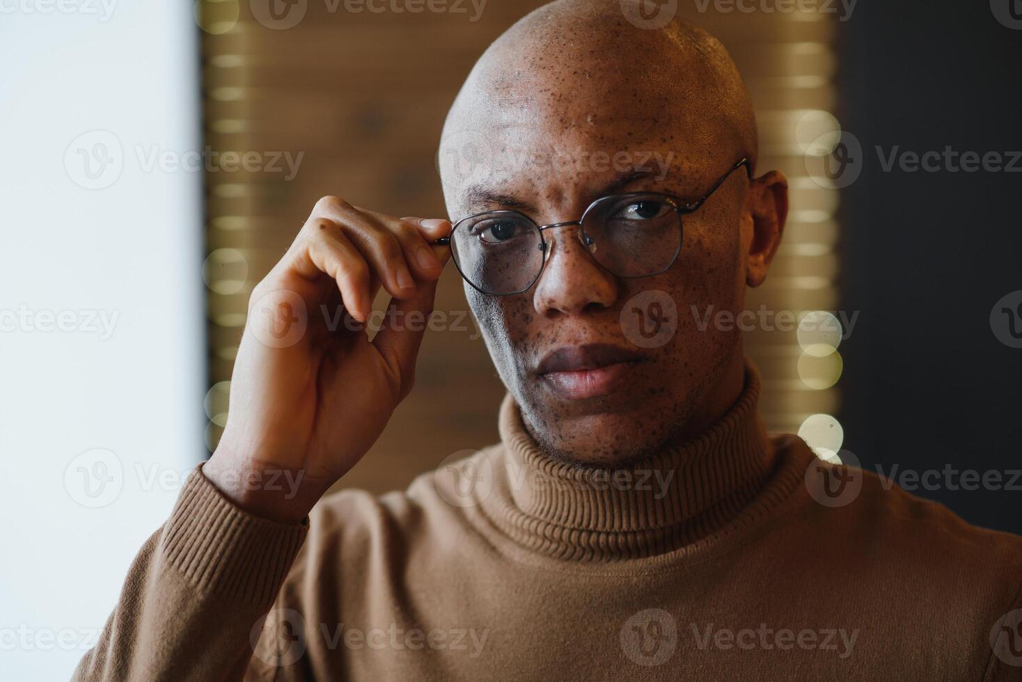 cerca arriba retrato de africano americano hombre. foto