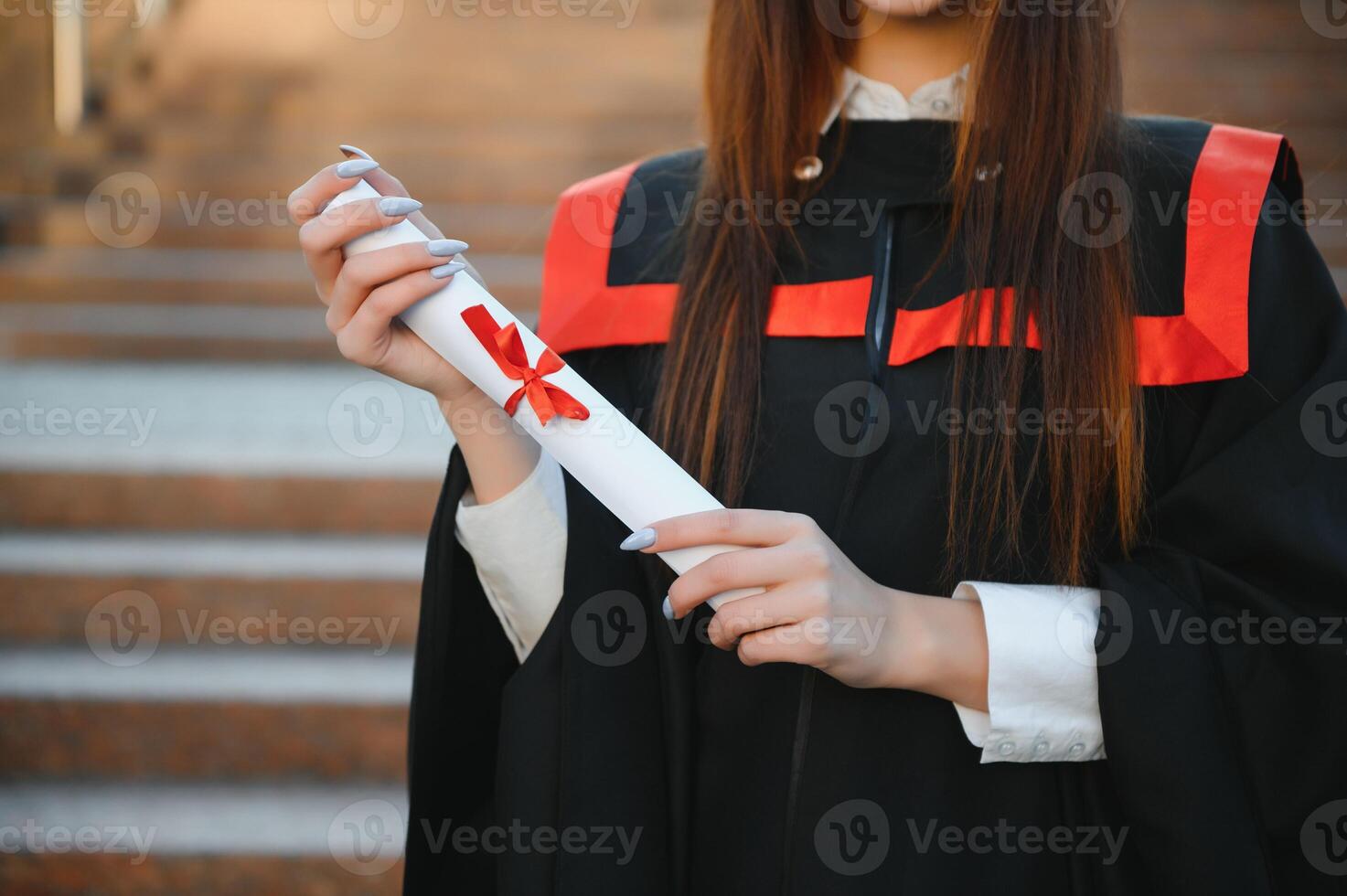 retrato contento mujer en su graduación día universidad. educación y gente. foto