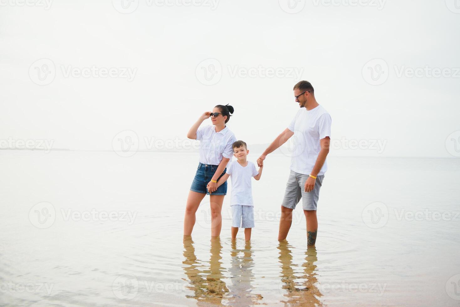 linda contento familia teniendo divertido en lujo tropical complejo, madre con niño, verano vacaciones, amor concepto foto