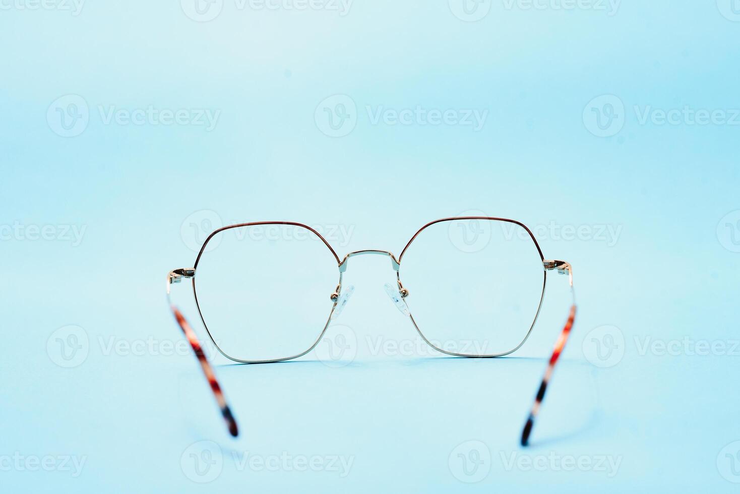 par de rojo con borde de plástico los anteojos en un azul antecedentes foto