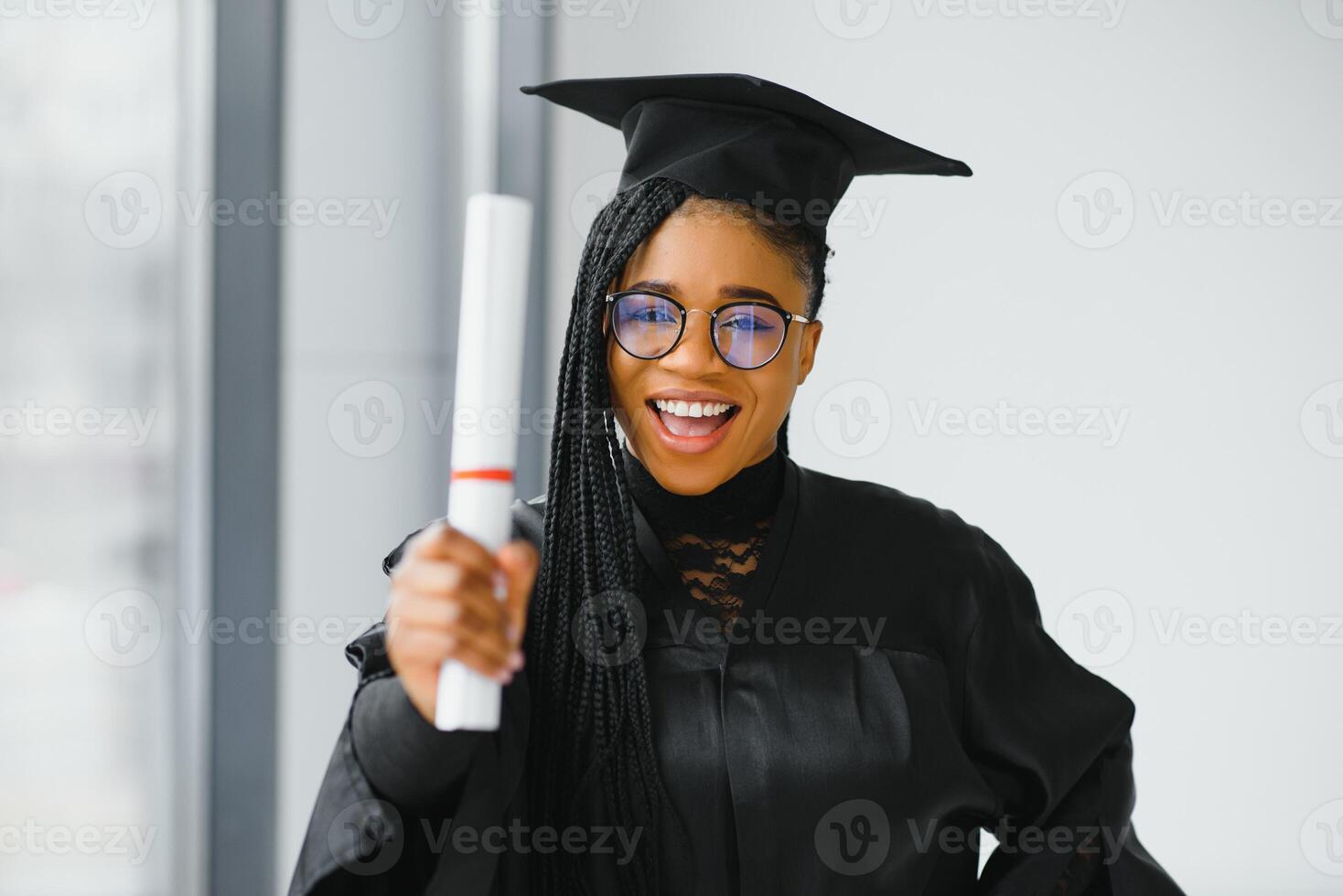 contento africano americano hembra estudiante con diploma a graduación foto