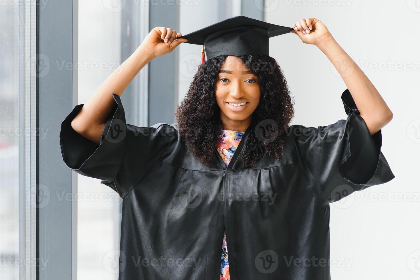 hermosa africano hembra estudiante con graduación certificado foto