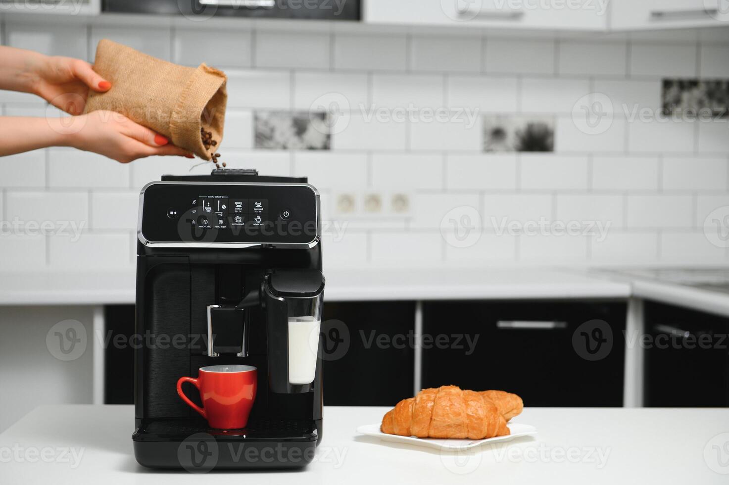 borroso antecedentes de cocina y café máquina con rojo taza y espacio para usted foto