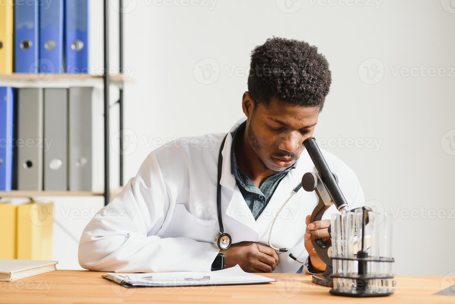 retrato de joven afroamericano hombre trabajando en laboratorio preparando prueba muestras para investigación, Copiar espacio. foto