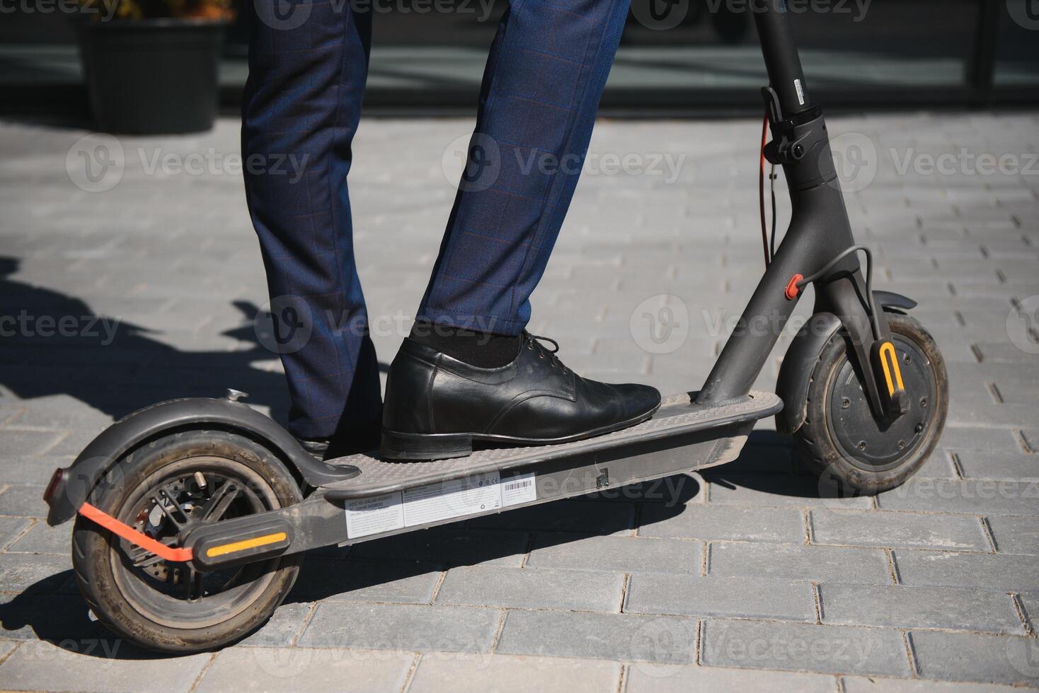 joven africano empresario montando un eléctrico scooter foto