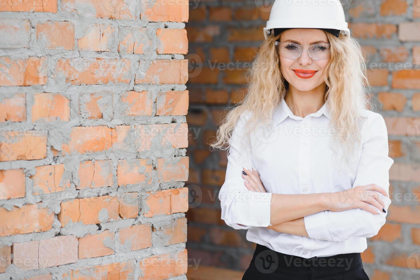 mujer ingeniero Mira a edificio vaso. foto