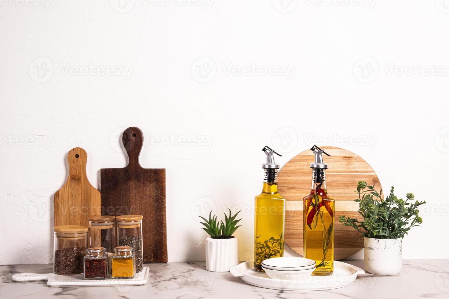 elegante cocina antecedentes con especia tarro colocar, de madera corte tableros y dos petróleo dispensador botellas para cocinando. frente vista. texto espacio. foto