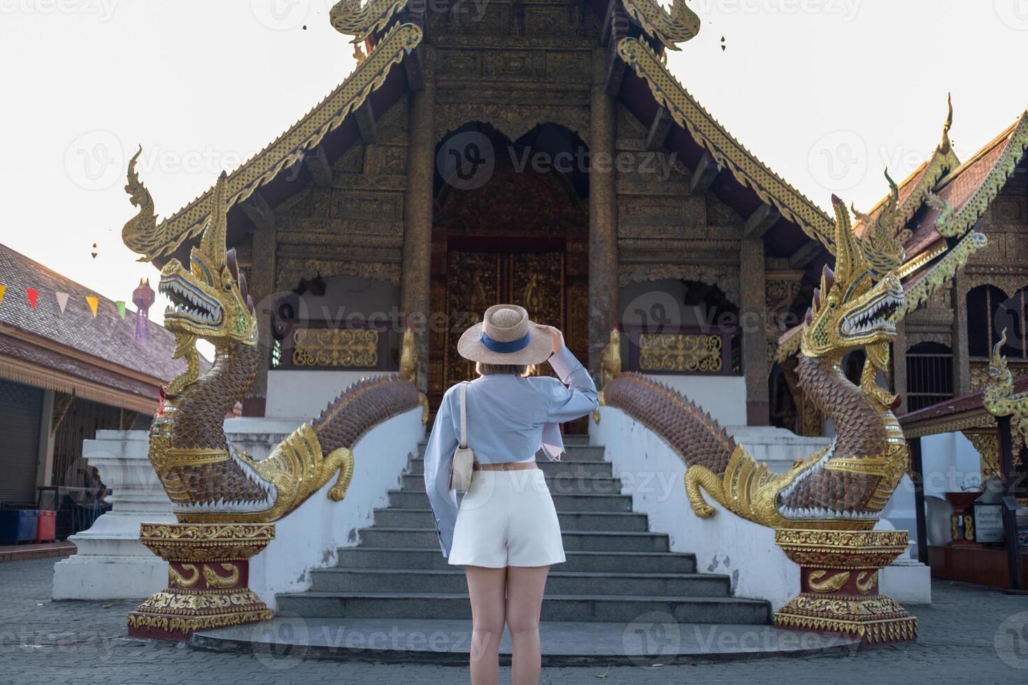 viajero asiático mujer de viaje y caminando en Bangkok chiang mai templo, tailandia, mochilero hembra sensación contento gasto relajarse hora en fiesta viaje foto