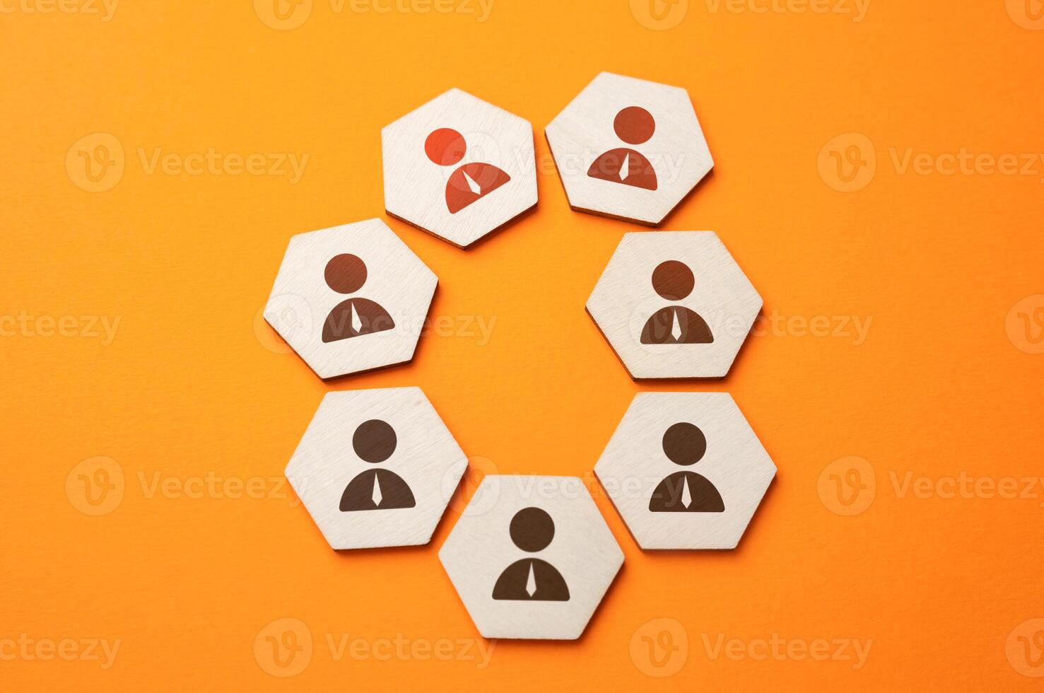 The team has an overabundance of members and cannot work effectively. Dismissal and optimization of the group. Strategic management to ensure continued efficiency. Managing growth in employee numbers photo