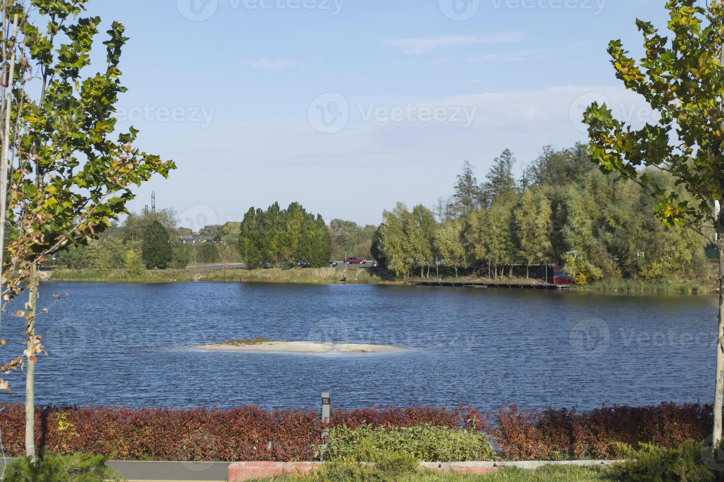 lago en el bosque. otoño arboles en el lago. foto