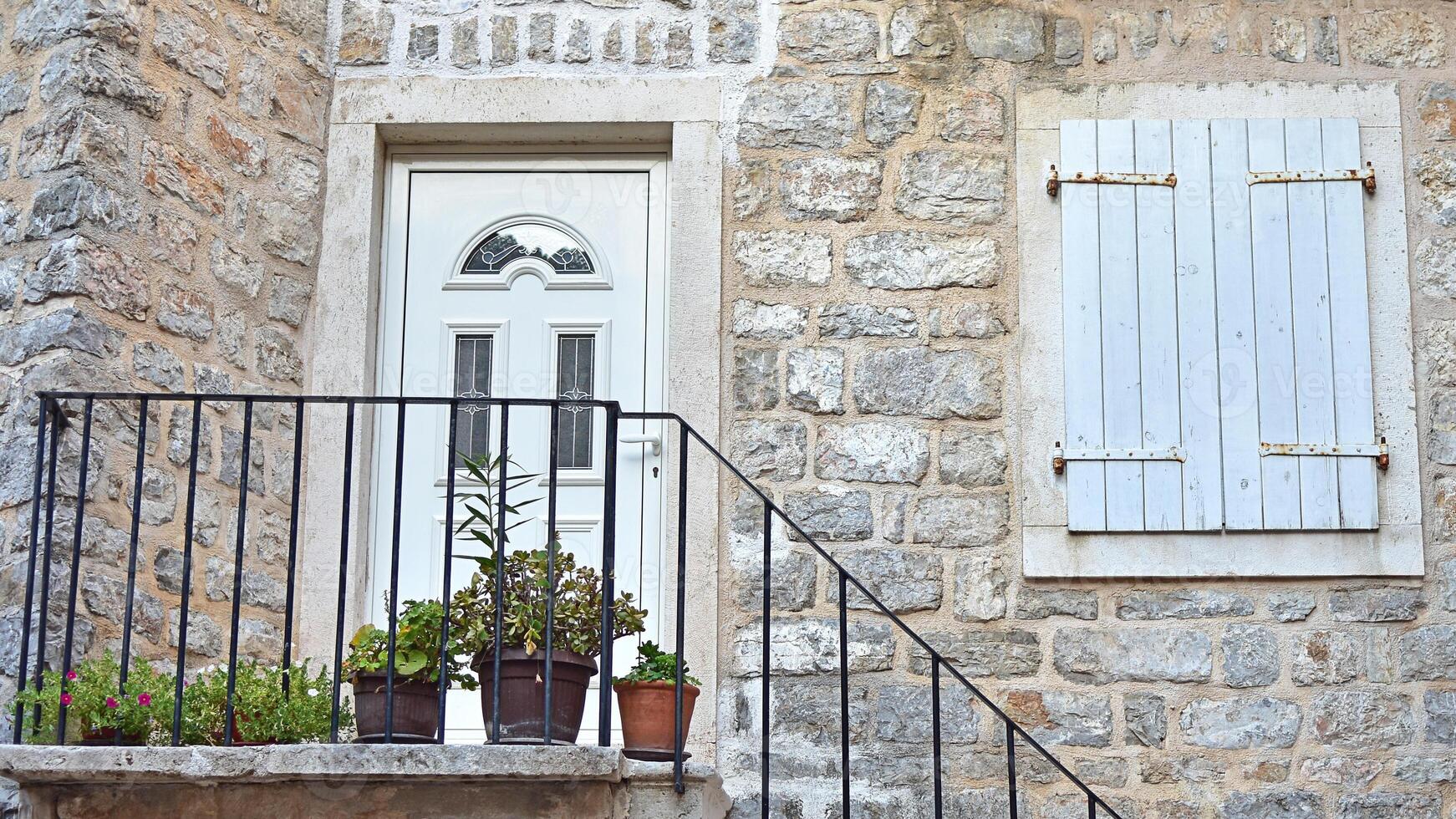 antiguo ciudad. balcón, escalera y frente puerta con flores, ventana, ciudad calles foto