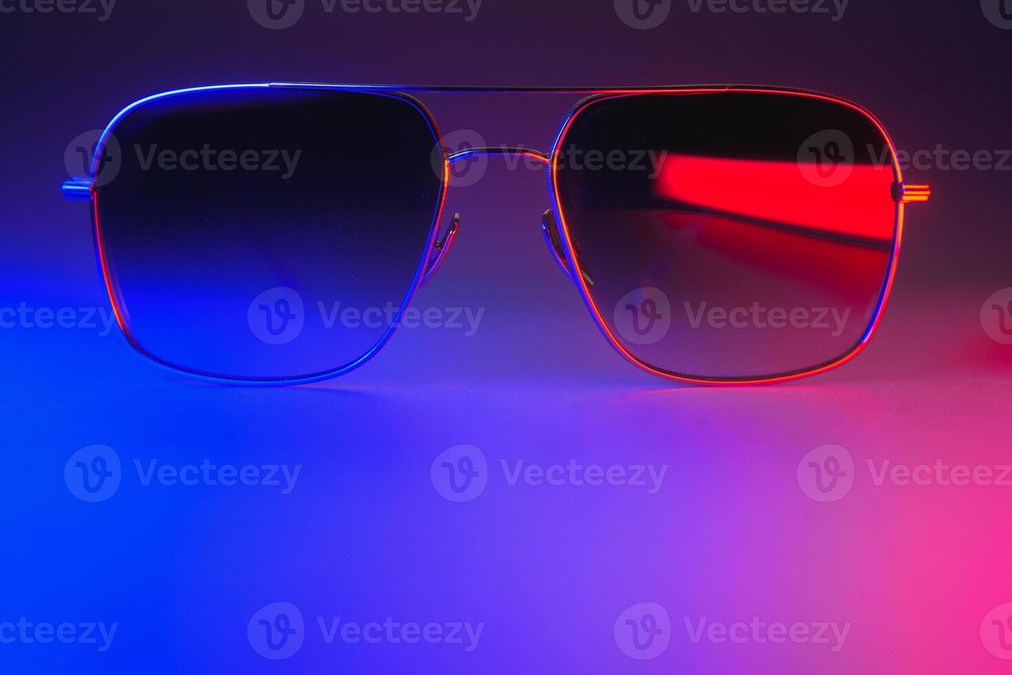 elegante Gafas de sol Disparo utilizando rosado y azul resumen de colores Encendiendo con Copiar espacio. foto