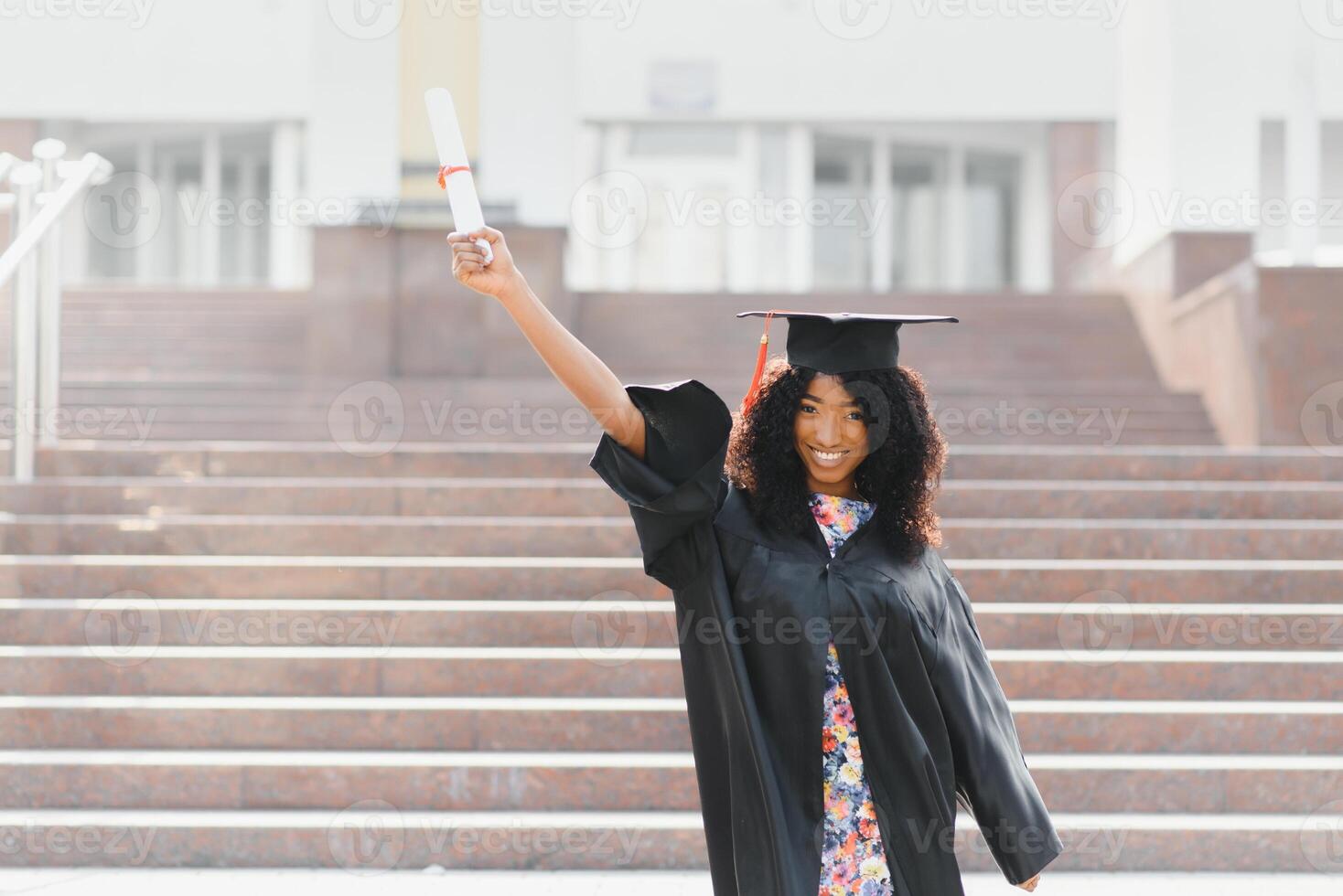 Alegre estudiante de posgrado afroamericano con diploma en la mano foto