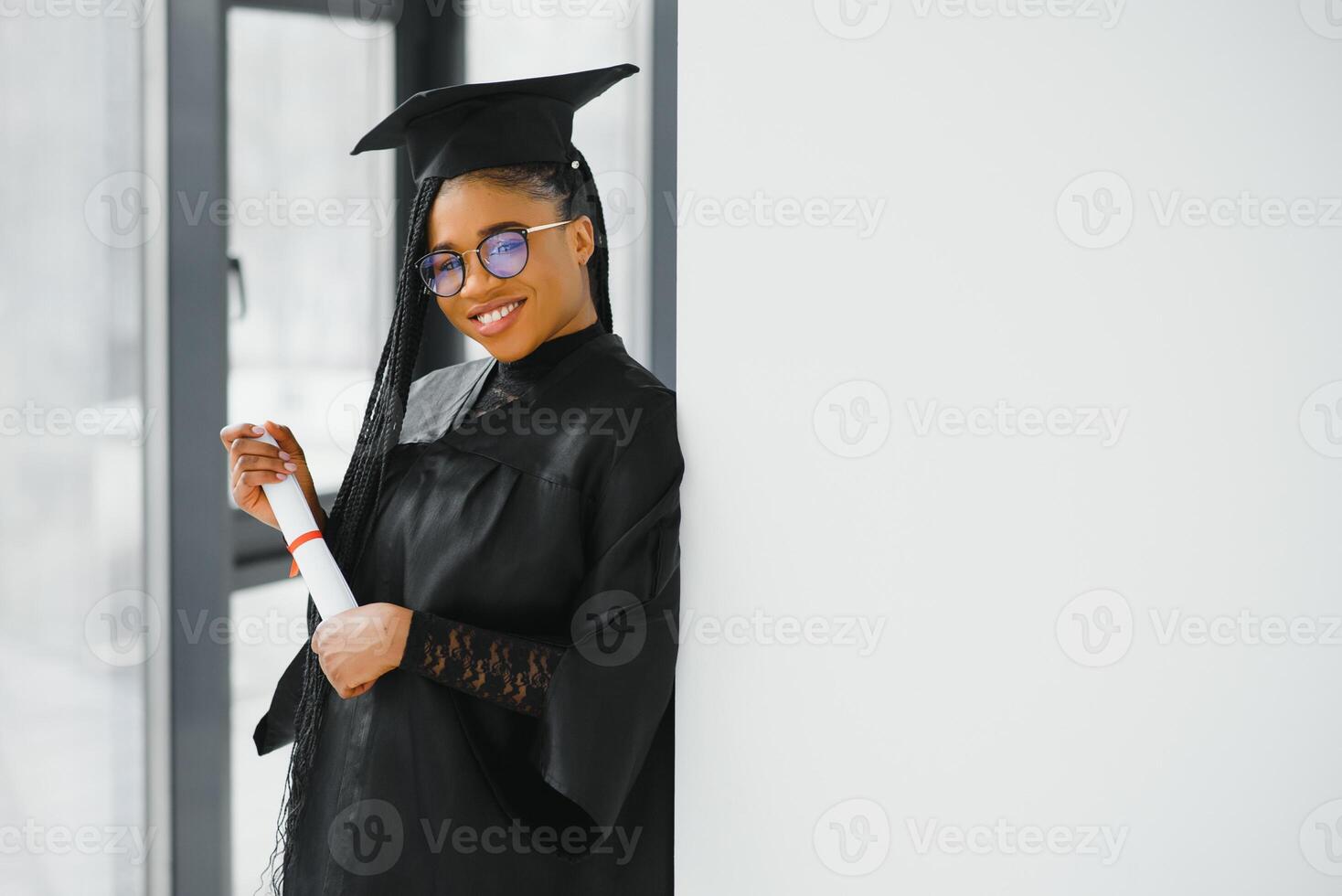 contento africano americano hembra estudiante con diploma a graduación foto