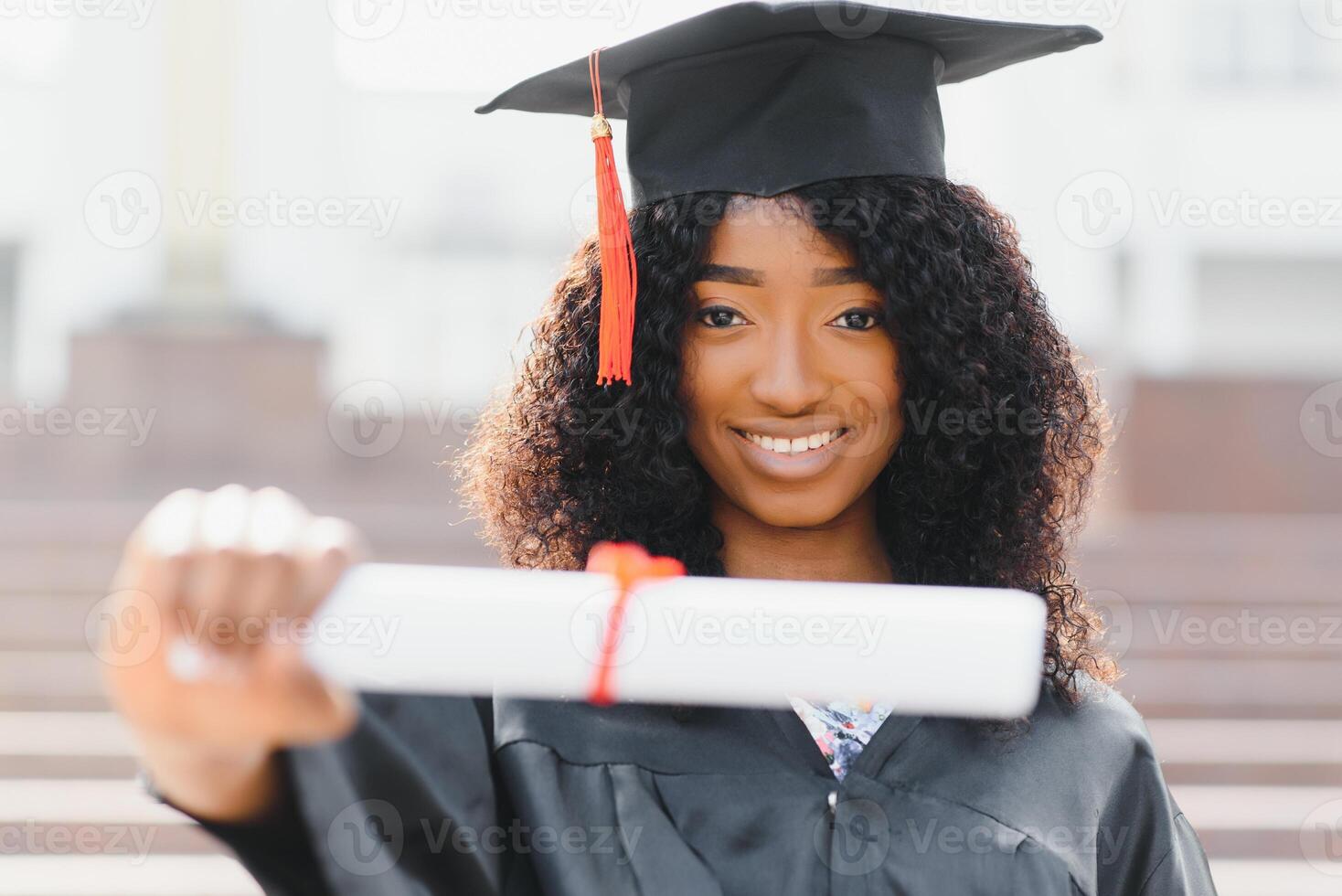 Alegre estudiante de posgrado afroamericano con diploma en la mano foto