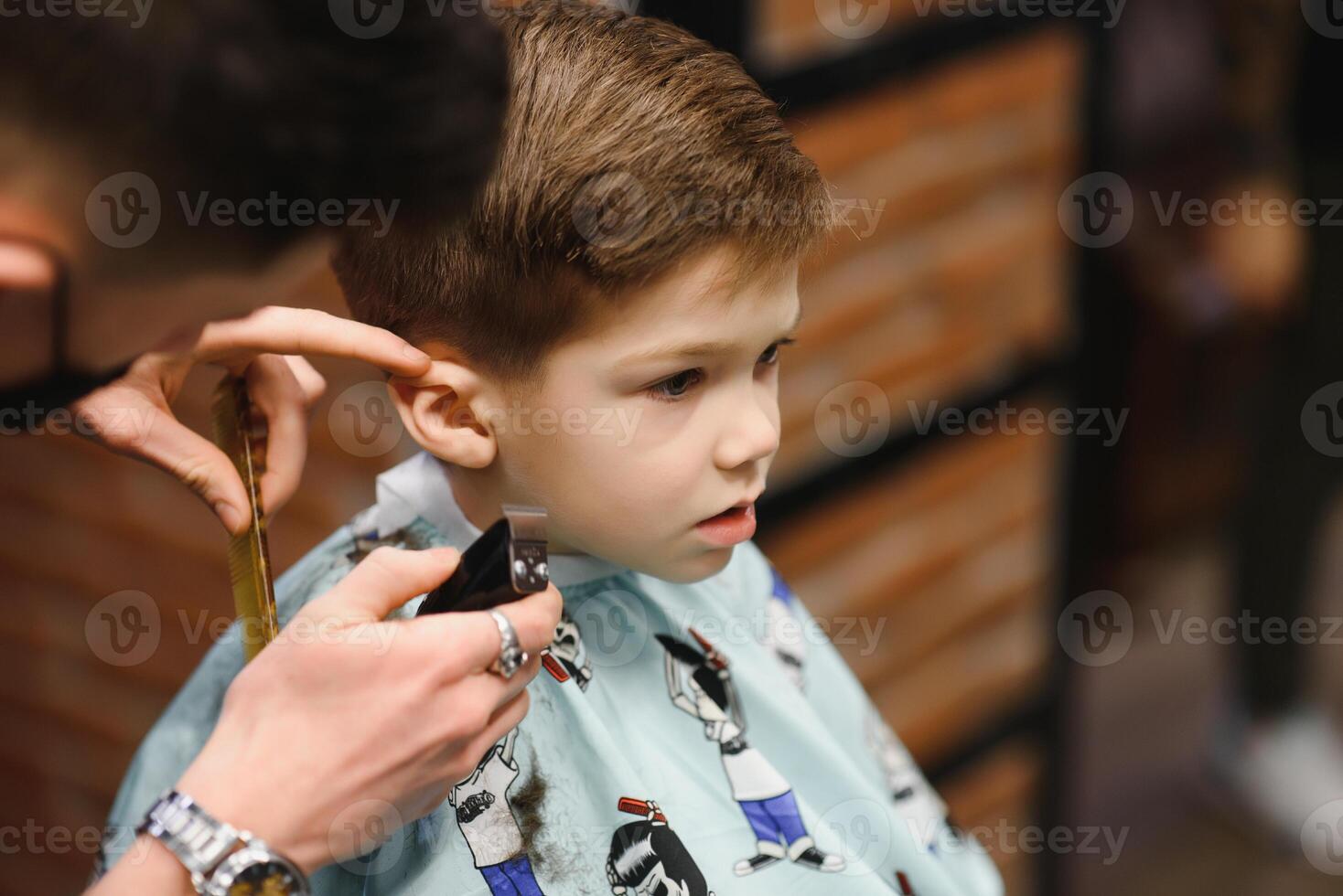 alegre caucásico chico consiguiendo peinado en barbería foto