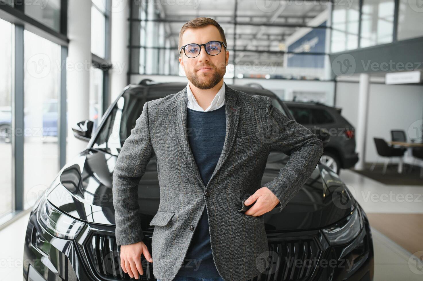 hombre dispuesto cliente masculino comprador cliente en traje escoger auto a Vamos Mira aparte querer comprar nuevo automóvil en coche sala de exposición vehículo salón concesión Tienda motor espectáculo interior ventas concepto foto