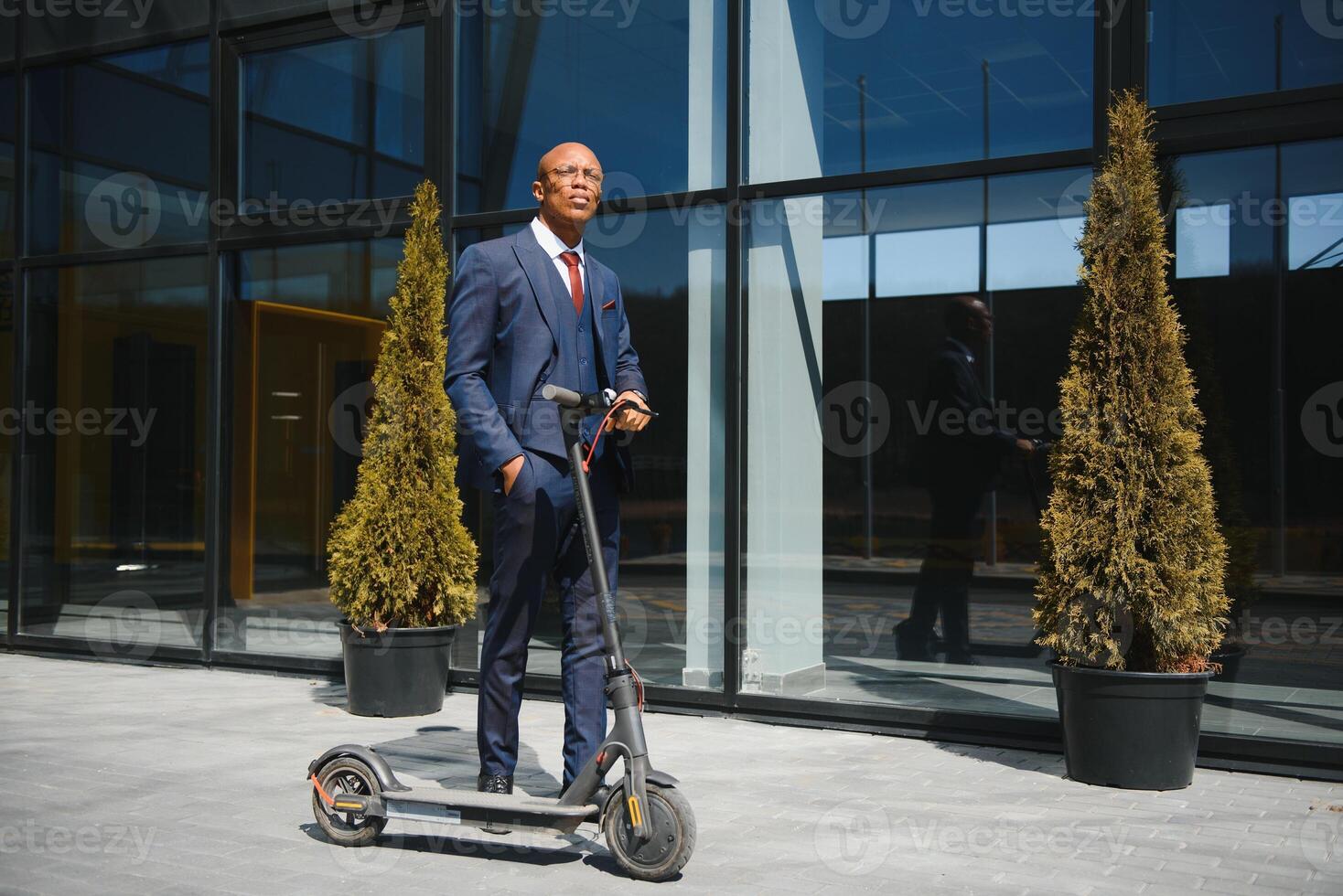 joven africano empresario montando un eléctrico scooter foto